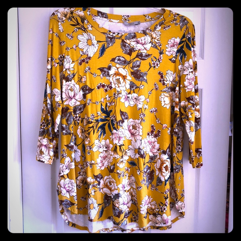 New without tags casual top perfect for fall!